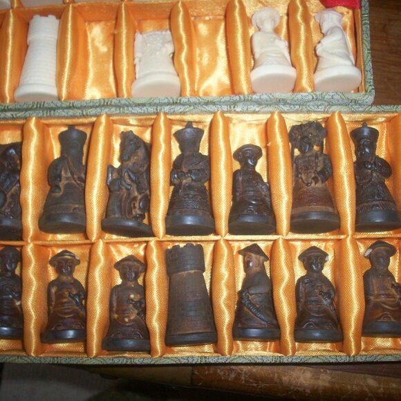 Vintage Boxed Chinese Carved Chess Set Fabric Lined 2 Tier Box w/ Matching Board - Picture 4 of 15